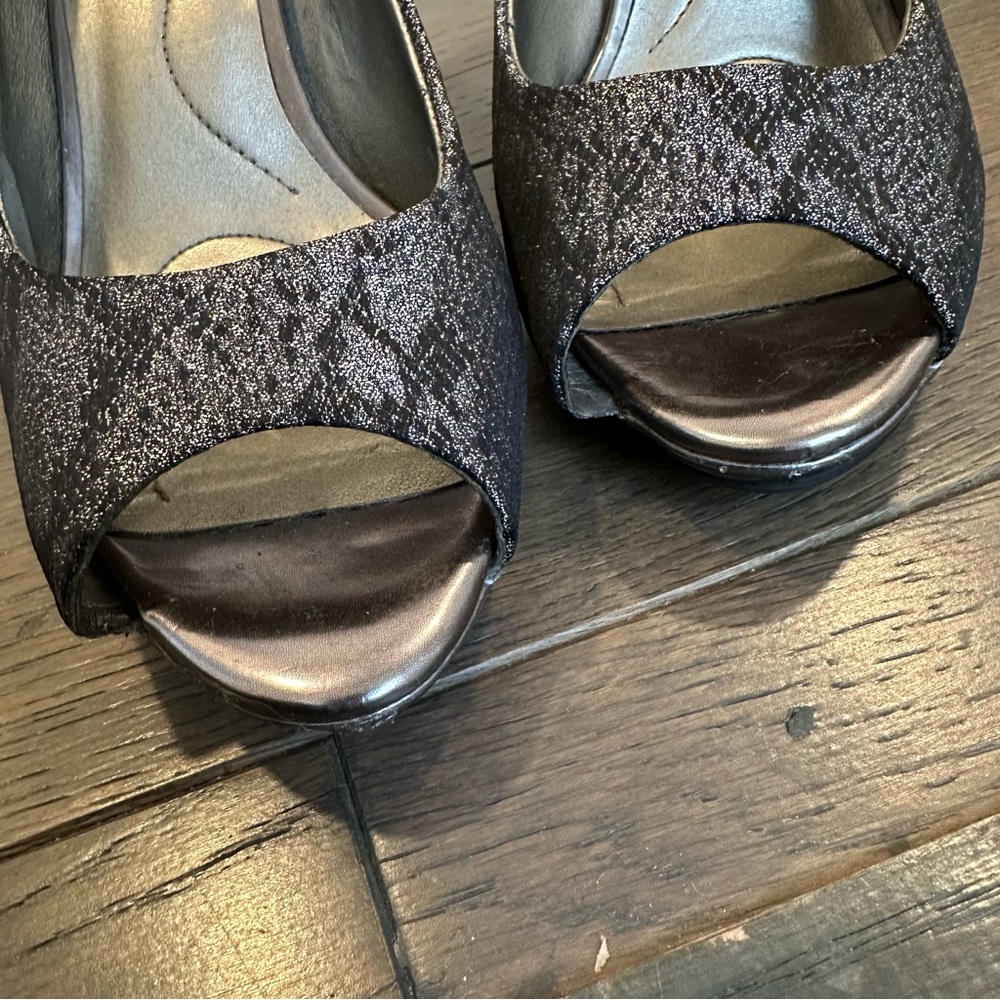 Bandolino Textured Gray Peep-Toe Heels - Picture 4 of 6
